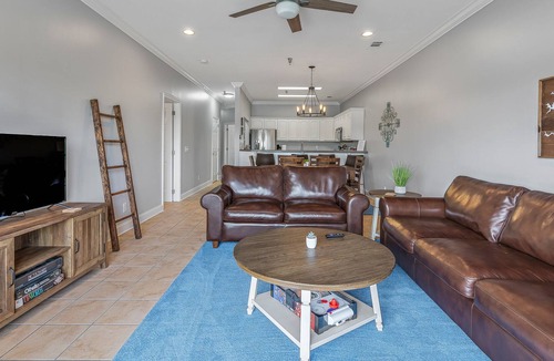 Jasper Condo | Third floor! Includes a private boat slip. Community pool!