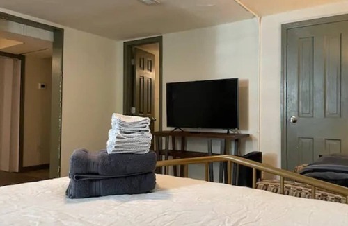 Villa Park Apartment | This guest suite is a 1 bedroom(s), 1 bathrooms, located in Lakewood, CO.