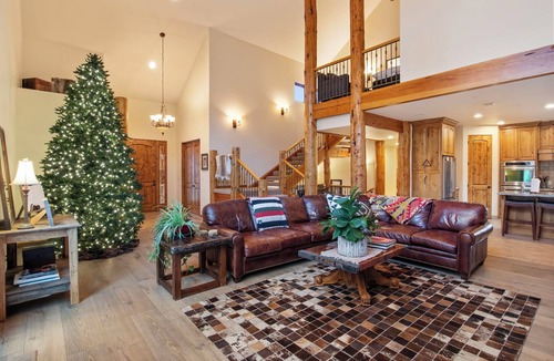 Sandy House | This stunning lodge is nestled on the Wasatch Mountain foothills!