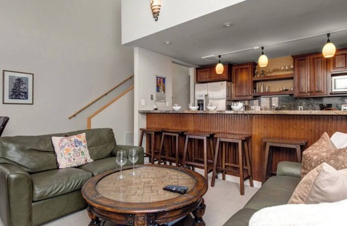 North Park City House | Three Kings Condo at Base of PCMR 6 guests, 2 bedrooms, 2.5 bathrooms. Year-round pool! Walk to skiing/snowboarding at Park City Mountain Resort. Centrally located in historic Park City, Utah