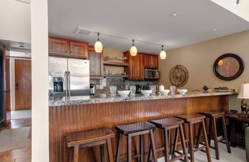 North Park City House | Three Kings Condo at Base of PCMR 6 guests, 2 bedrooms, 2.5 bathrooms. Year-round pool! Walk to skiing/snowboarding at Park City Mountain Resort. Centrally located in historic Park City, Utah