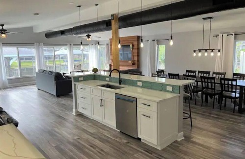 Venetian Way House | Tiki Key- Waterfront Tiki Hut and Hot Tub