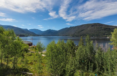 Grand Lake Condo | Top-floor riverside condo w/loft, balcony & onsite dining - close to town & lake