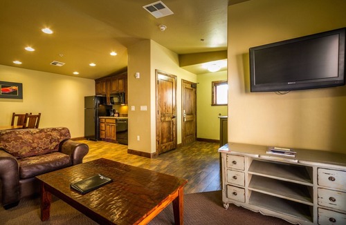 Zion National Park South Entrance Hotel | Trailhead Terrace | 1 Unit | Near Sorella Gallery+2 Miles to George Barker Park!