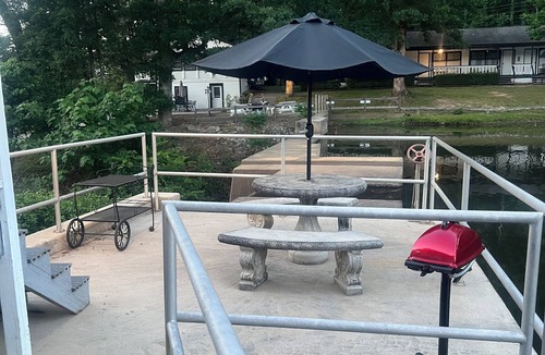 Flat Rock Condo | Tranquil Lakeside Waterfall Retreat-Fall leaves will be starting soon!