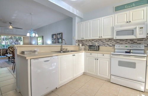 Ole Condo | Tropical Retreat w/Heated Pool in Coral Falls