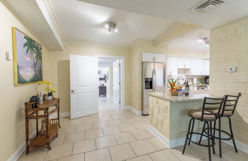 Greenacres House | Tropical Vibes! Spacious 3BD/2BA, BBQ, Parking & more -10 min to Best Locations