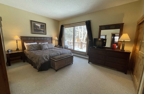 Peak 9 House | True ski in-ski out, walk to slopes & town, private hot tub, brand new kitchen