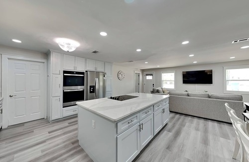 Holiday Beach House | Turtle Dove | Five Min Walk to Beach, Large Fenced Yard