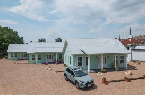 Orderville Cottage | Two Bedroom Farmhouse Cottage No. 3
