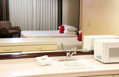 St. George Hotel | Two Queens with Sofa Bed Family Suite