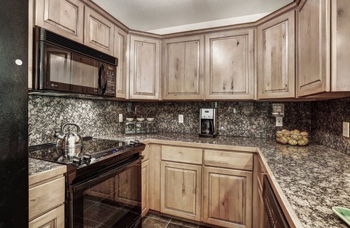 Four O'Clock Condo | Tyra Riverbend 213: Close to town-Shared hot tubs!