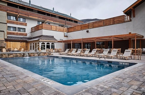 Vail Hotel | Ultimate Ski Getaway Near Vail Ski Resort & Nature Center | Pets Are Welcome!