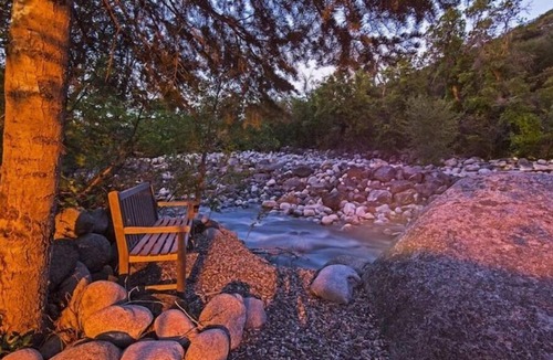 Sandy House | ULTIMATE SKI STAY! CLEAN + MODERN 2 BDRM/2 BATH SUITE + DEN WITH PRIVATE HOT TUB