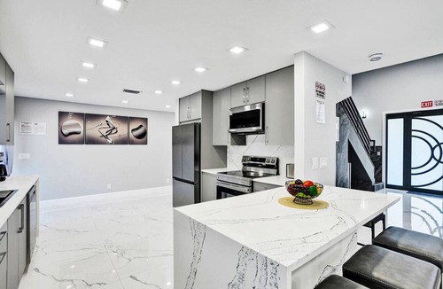 Dania Beach Villa | Ultra-Luxury 5BR Villa Heated Pool Game Room near Beach