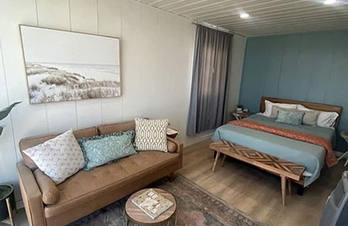 Levan Cabin | Unique Mirror Pod on the Shores of Yuba Lake for a Fantastic Couples Escape in Utah
