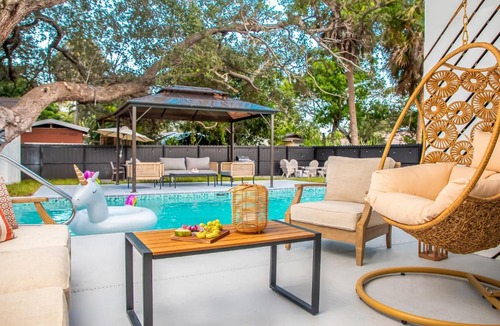 East Naples Apartment | Unique Pool - Villa Mykonos! 2miles to downtown, King Bed, Fast WiFi, Attached to one more Villa