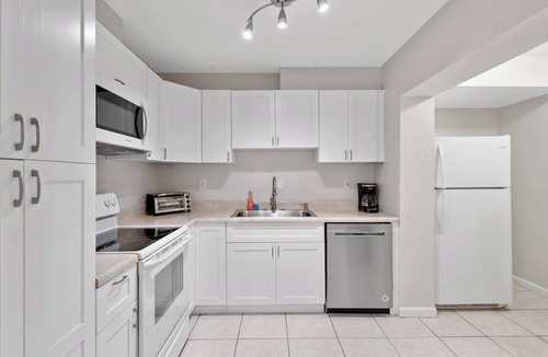 River Oaks House | UPDATED Home in The Oaks - By Avi