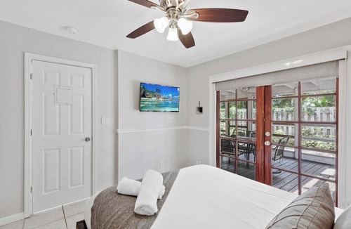 River Oaks House | UPDATED Home in The Oaks - By Avi