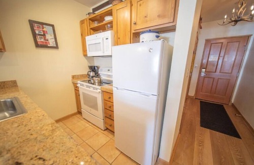River Run Condo | Updated River Run Village 2BR Black Bear condo 50yds to gondola - w/swim area!