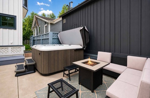 Aspen House | Updated Spacious Home w AC & Hot Tub Walk to Town!
