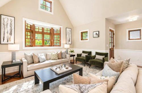 Aspen House | Updated Spacious Home w AC & Hot Tub Walk to Town!