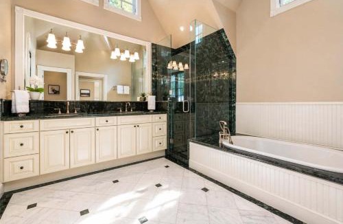 Aspen House | Updated Spacious Home w AC & Hot Tub Walk to Town!