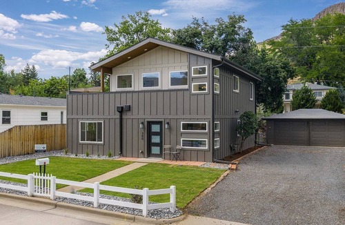 Golden House | Upscale 2-Bed in Golden - Walk to Downtown & Trails, Minutes to Mountains
