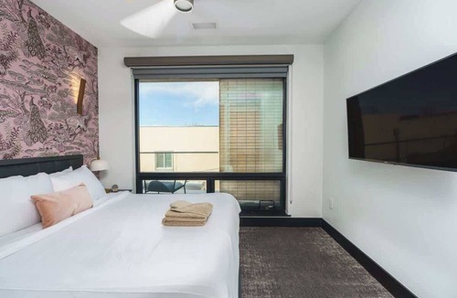 Berkeley Hotel | Upscale Flat with Rooftop Patio & Mountain Views!