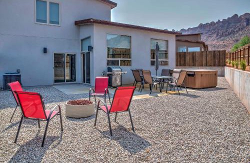 Moab South Valley House | Upscale Moab Home w/Red Rock Views & Hot Tub