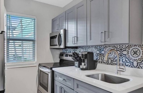 Poinciana Park Apartment | Urban Escape 1BR Near Las Olas