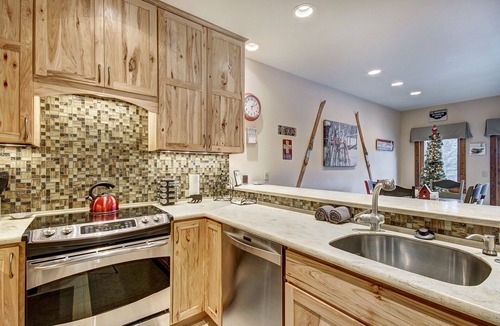 Four O'Clock House | Vacation in style with everything you'd want at Liftside Retreat!