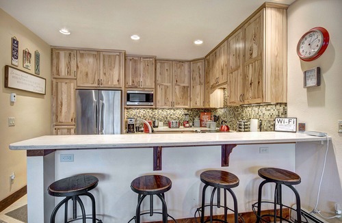 Four O'Clock House | Vacation in style with everything you'd want at Liftside Retreat!