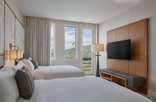 Snowmass Village Hotel | Viewline Resorts Snowmass, Autograph Collection- 2 Bedroom Penthouse