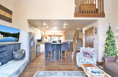 Warrior's Mark Ski Chalet | Village Point Buffalo Townhome Private Hot Tub Near Quick Silver Lift, In Breck