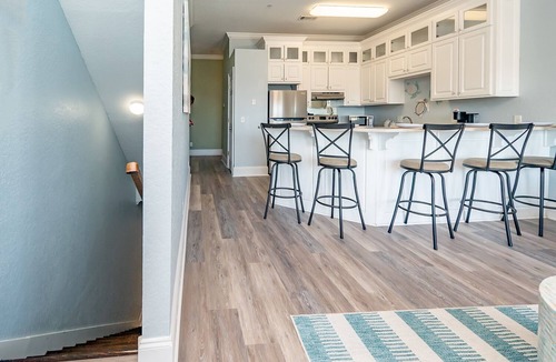 El Centro Beach House | WALK TO BEACH! Spacious, Sleeps 12! Gulf View, Pool & Grill