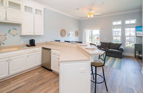 El Centro Beach House | WALK TO BEACH! Spacious, Sleeps 12! Gulf View, Pool & Grill