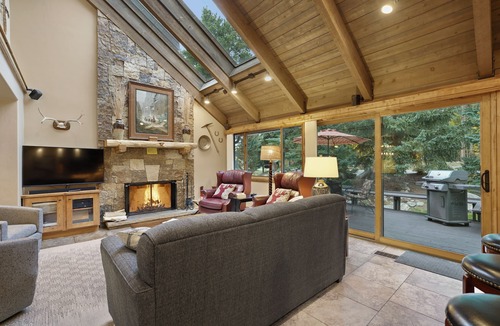 Warrior's Mark House | Walk to lift and Mainstreet, Townhome ideal for families - EV Charger.