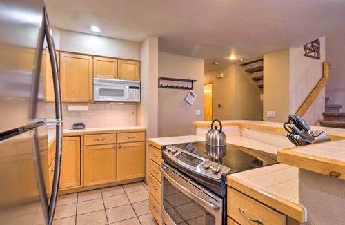 Four O'Clock House | Walk to Lifts! Chimney Ridge Townhome w/Hot Tub
