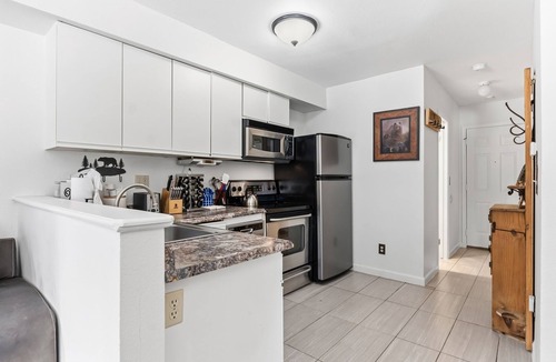 Four O'Clock Condo | Walk to Lifts & Main St | Pet-Friendly Cozy 1BR Retreat
