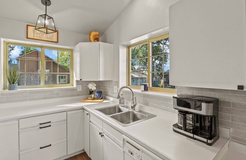 Arvada House | Walk to Olde Town 4BR 4Bath w/2 Kitchens and Game Room