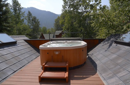 Aspen House | Walk to town! 4 bdrms all king beds. Great ski house w/hot tub near Snyder Park