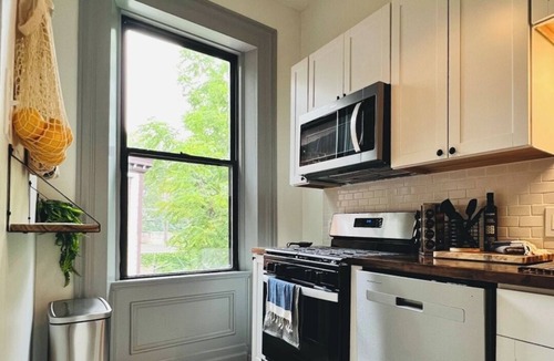 Manchester Apartment | Walkable to Acrisure & North Side. Excellent Wifi & work space.