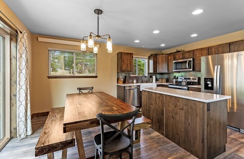Estes Park House | Warm and bright contemporary mountain townhome minutes from RMNP & downtown.
