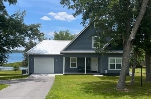 Clarksville House | Waterfront home Silver Lake Marianna FL near Blue Springs Rec Park & FL Caverns