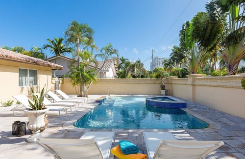Bermuda Riviera House | Waterfront Home with 5 Bedrooms - Private Pool Area - Close to the Beach