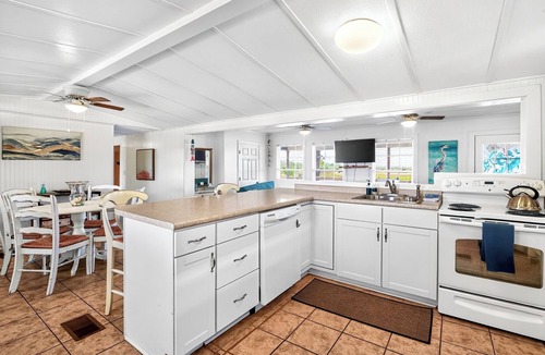 Salem House | Waterfront Scallop & Fish Spot! Private Dock 2 boats + Ice Machine—Pet Friendly