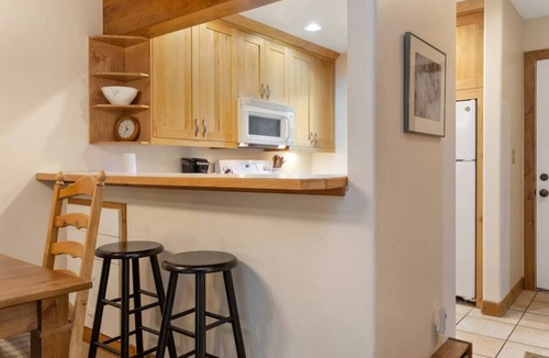 Vail Villa | West Vail Ptarmigan Townhome - Summer Pool