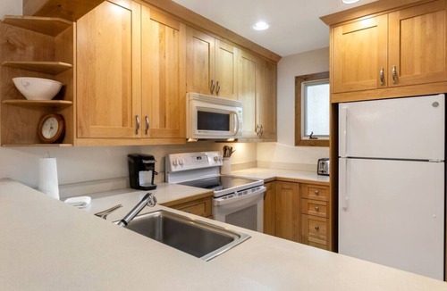 Vail Villa | West Vail Ptarmigan Townhome - Summer Pool