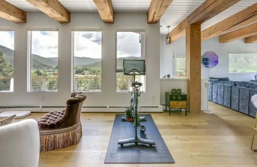 Emma House | White River Oasis, Hot Tub, 7 Acres, Views